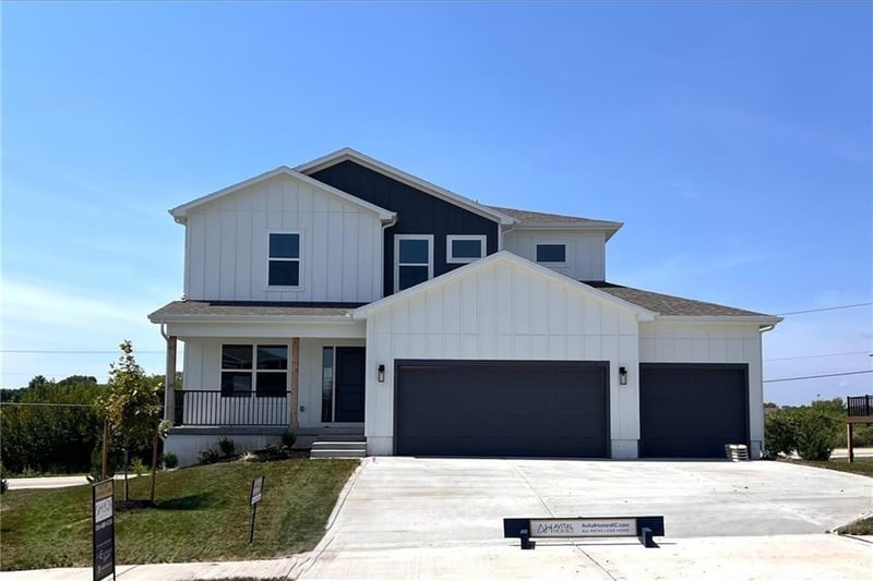 505 Newport Dr, Blue Springs, MO 64014