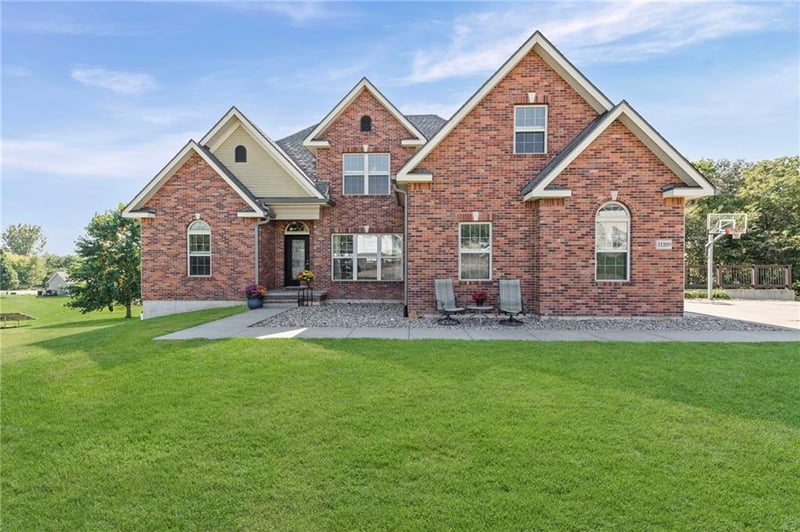 11109 Club View Dr, St Joseph, MO 64505