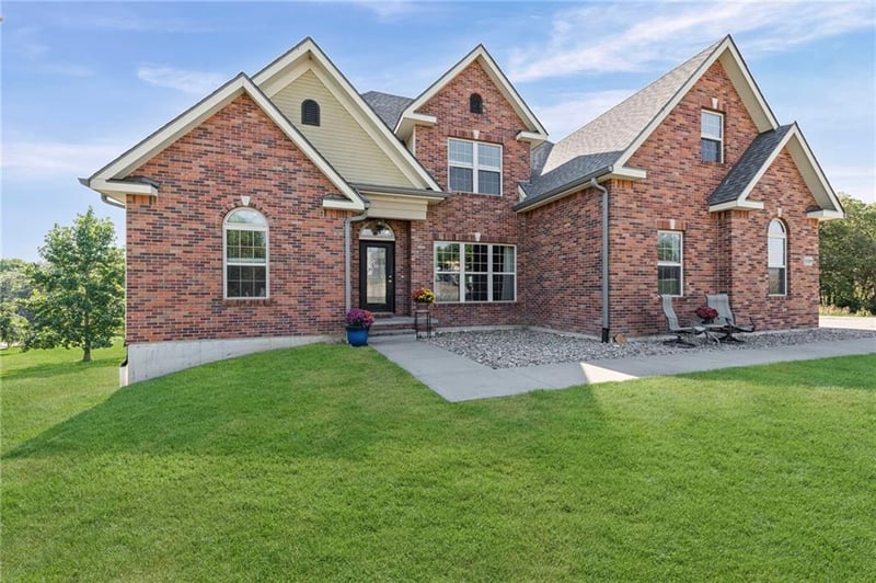 11109 Club View Dr, St Joseph, MO 64505