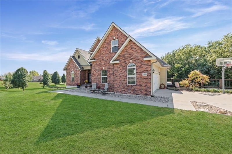 11109 Club View Dr, St Joseph, MO 64505