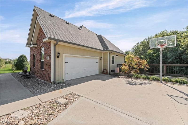 11109 Club View Dr, St Joseph, MO 64505