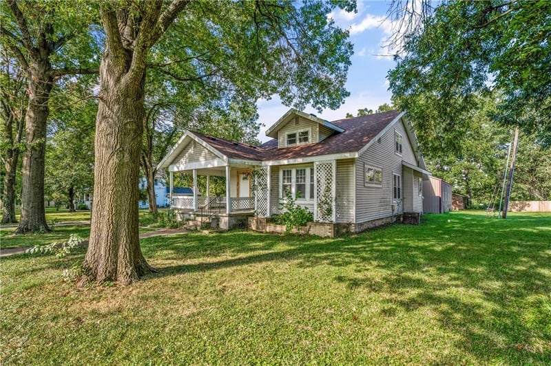 628 N Broadway St, Lacygne, KS 66040