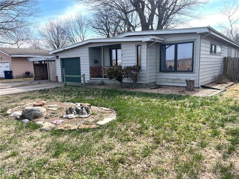 1009 W Oak St, Independence, KS 67301