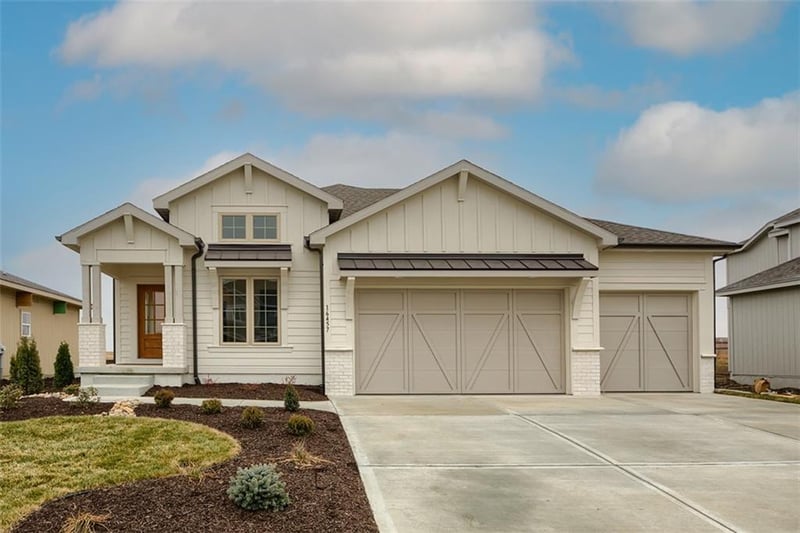 2233 Crown Dr, Lee's Summit, MO 64082