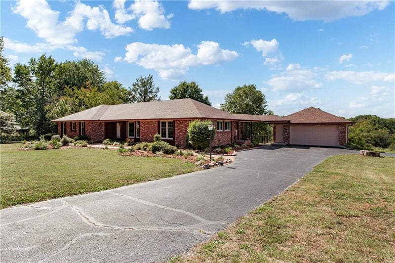 822 Dickinson Rd, Independence, MO 64050