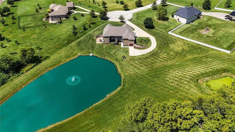 33412 Pinehurst Ln, Grain Valley, MO 64029