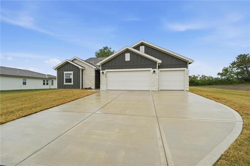 1808 Halls Creek Ave, Raymore, MO 64083