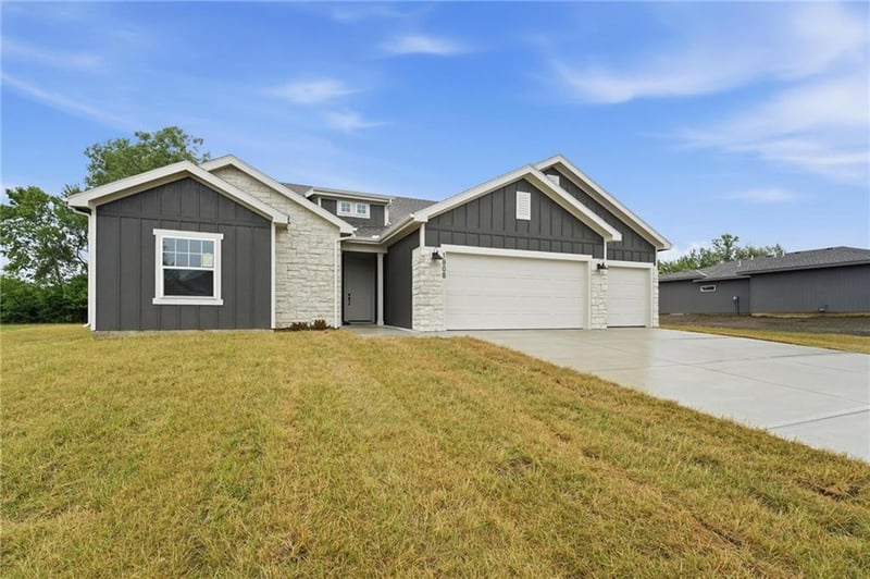 1808 Halls Creek Ave, Raymore, MO 64083