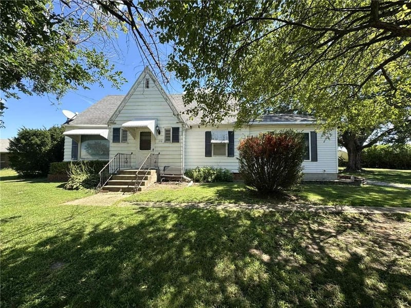 110 S Cherry St, Clearmont, MO 64431