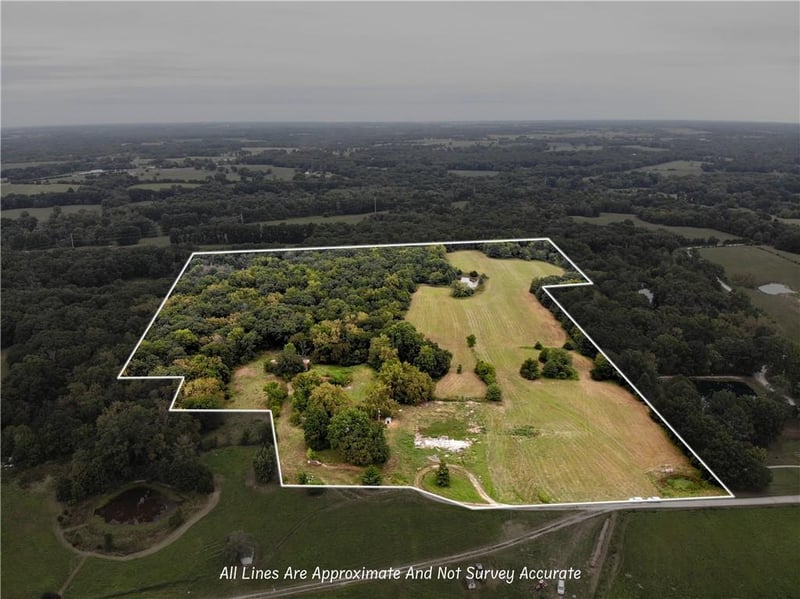 887 NE 771p Rd, Windsor, MO 65360
