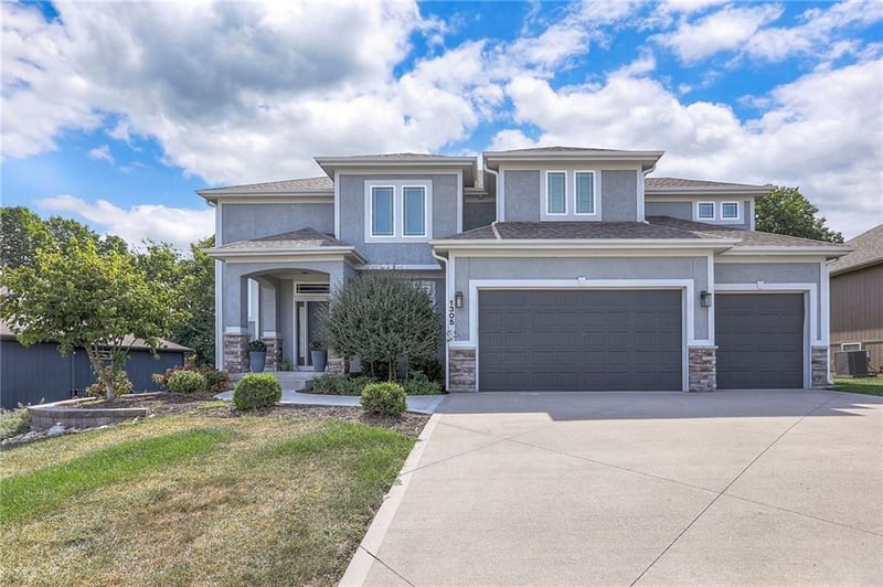 1305 Goshen Dr, Lee's Summit, MO 64064