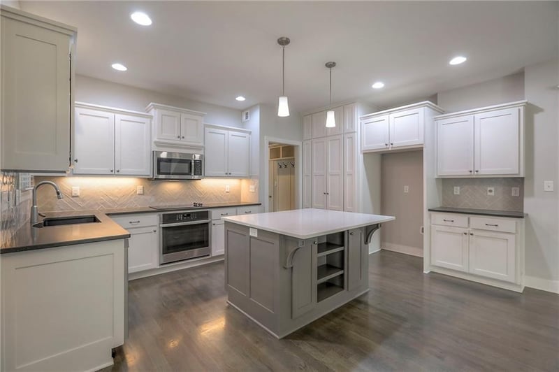 1305 Goshen Dr, Lee's Summit, MO 64064