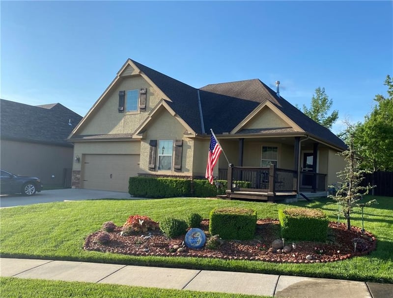 22325 Cedar St, Tonganoxie, KS 66086