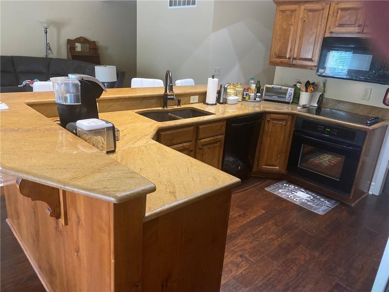 22325 Cedar St, Tonganoxie, KS 66086