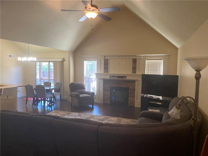 22325 Cedar St, Tonganoxie, KS 66086
