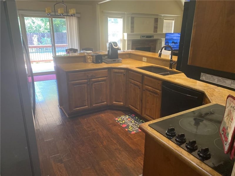 22325 Cedar St, Tonganoxie, KS 66086