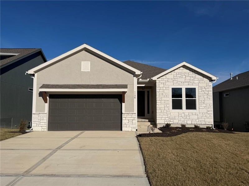 1136 SW Whitby Dr, Lee's Summit, MO 64083