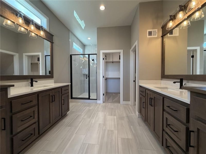 1136 SW Whitby Dr, Lee's Summit, MO 64083