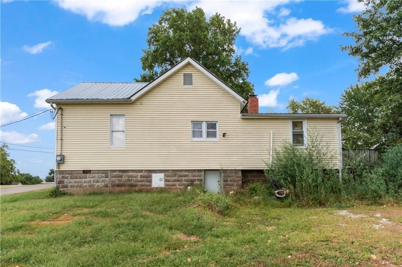 402 Pine St, Blackburn, MO 65321