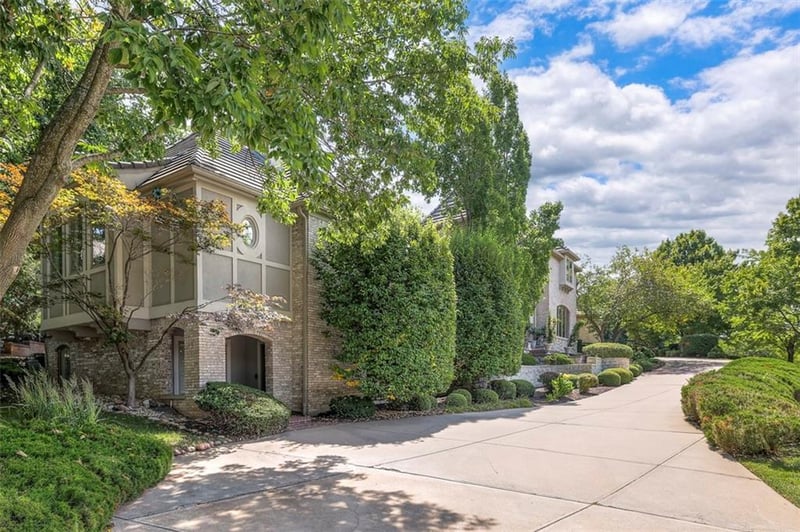 11425 Canterbury Cir, Leawood, KS 66211