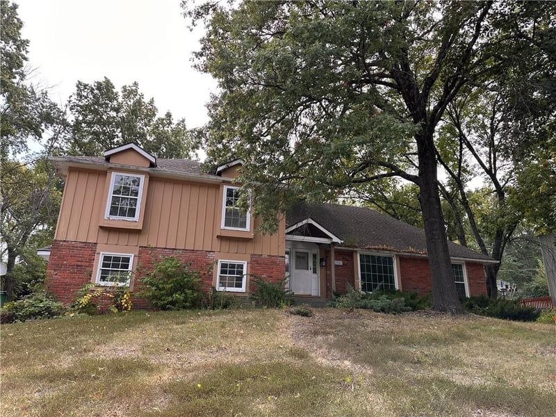 2301 103rd St, Leawood, KS 66206