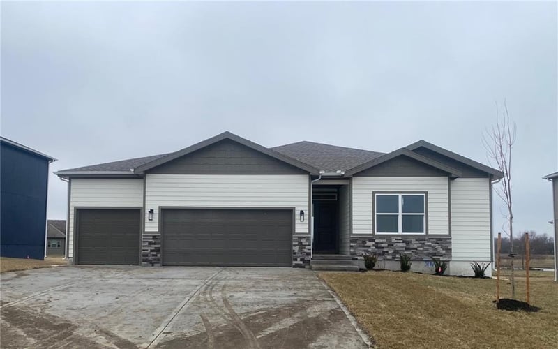 18615 193rd St, Spring Hill, KS 66083