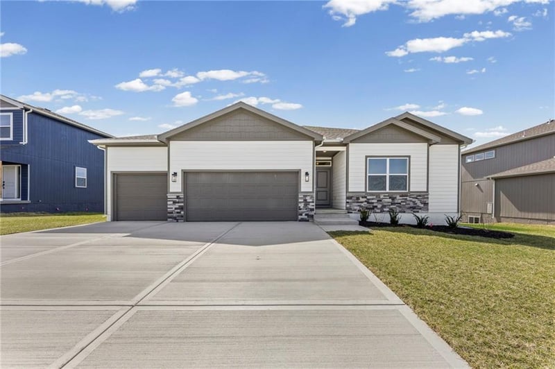 18615 193rd St, Spring Hill, KS 66083