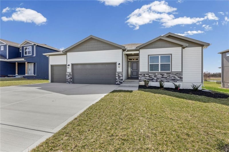 18615 193rd St, Spring Hill, KS 66083