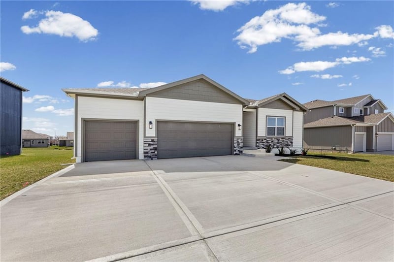 18615 193rd St, Spring Hill, KS 66083