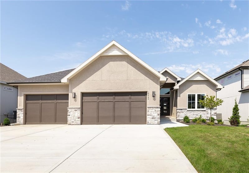 18460 Pawnee Ln, Overland Park, KS 66085