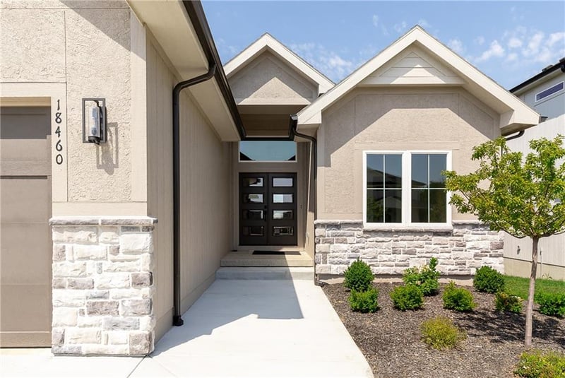 18460 Pawnee Ln, Overland Park, KS 66085