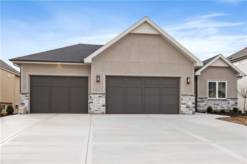 18460 Pawnee Ln, Overland Park, KS 66085