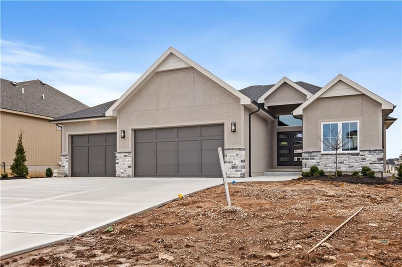 18460 Pawnee Ln, Overland Park, KS 66085