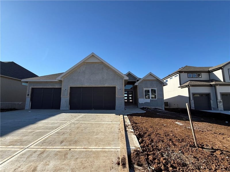 18460 Pawnee Ln, Overland Park, KS 66085