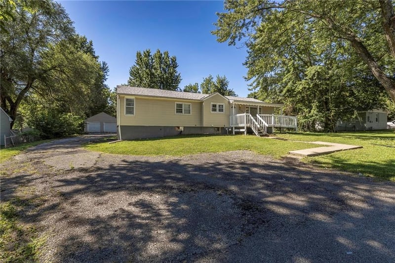 8707 Longview Rd, Kansas City, MO 64134