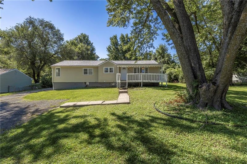 8707 Longview Rd, Kansas City, MO 64134