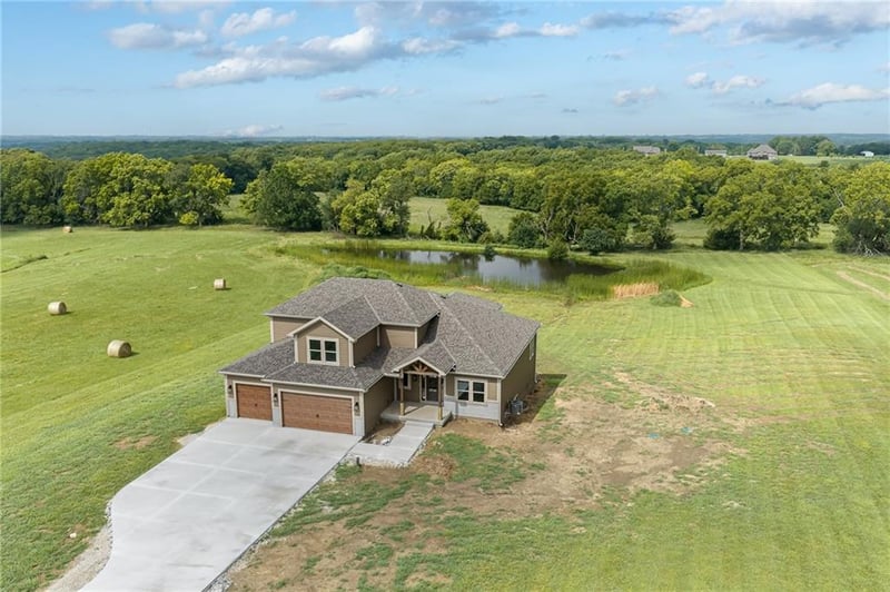 17924 235th St, Tonganoxie, KS 66086