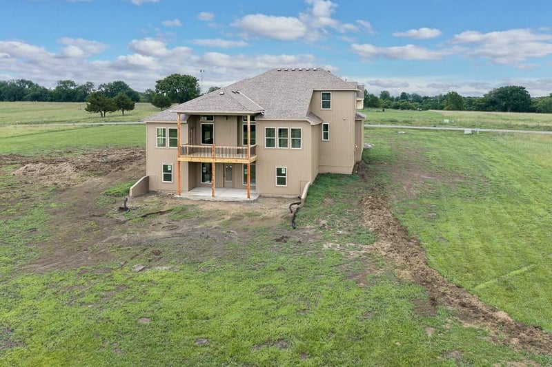 17924 235th St, Tonganoxie, KS 66086