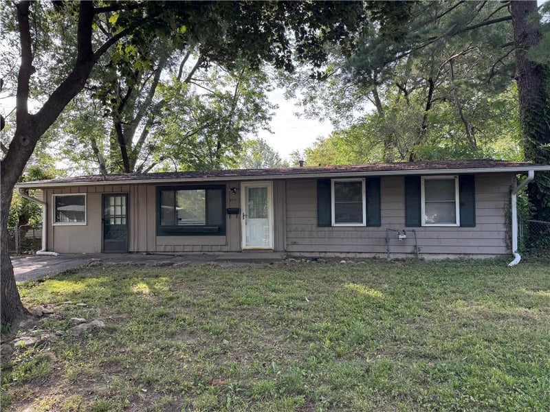 407 N Cochise Dr, Independence, MO 64056