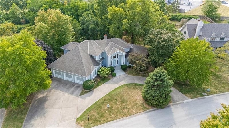 121 W Woodlands Dr, Gladstone, MO 64119