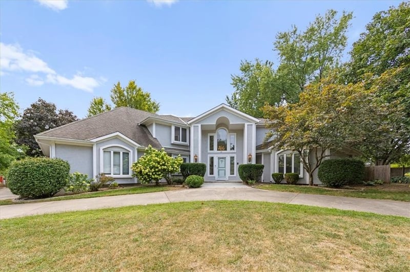 121 W Woodlands Dr, Gladstone, MO 64119