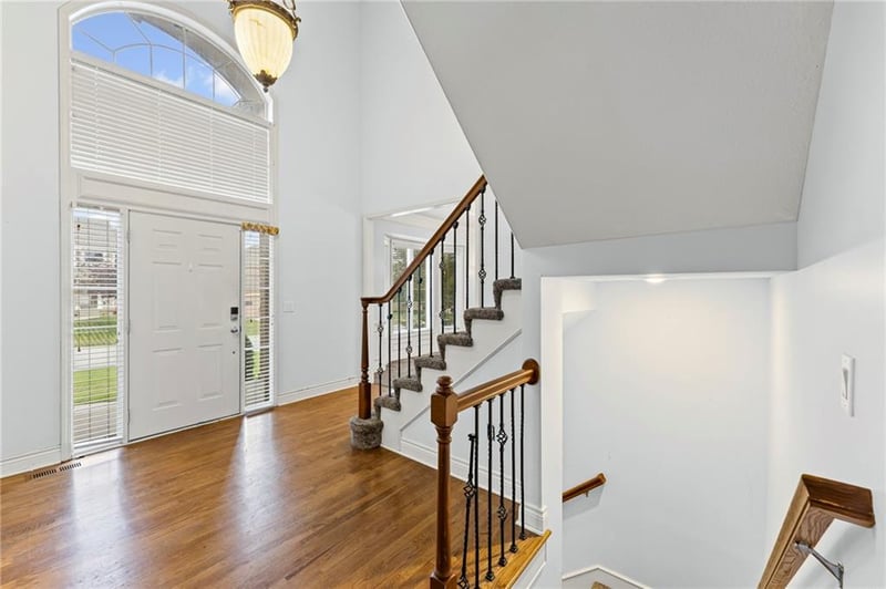 2413 Kenwill Dr, Lee's Summit, MO 64082