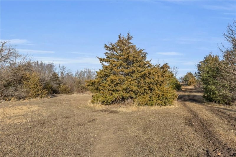 21814 Mclouth Rd, Mclouth, KS 66054