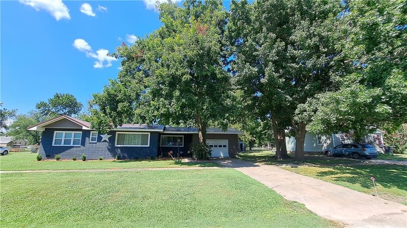 805 Walnut St, Chetopa, KS 67336