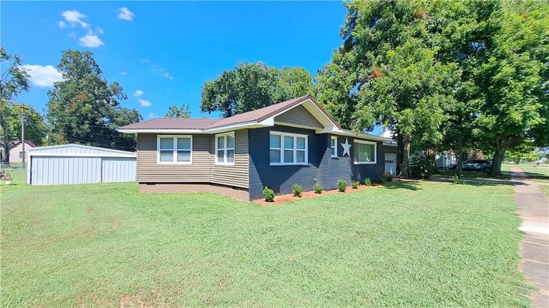 805 Walnut St, Chetopa, KS 67336