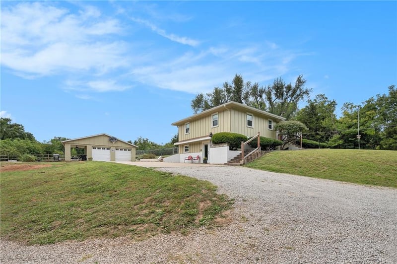 6115 Oak Grove Rd, Kansas City, KS 66106