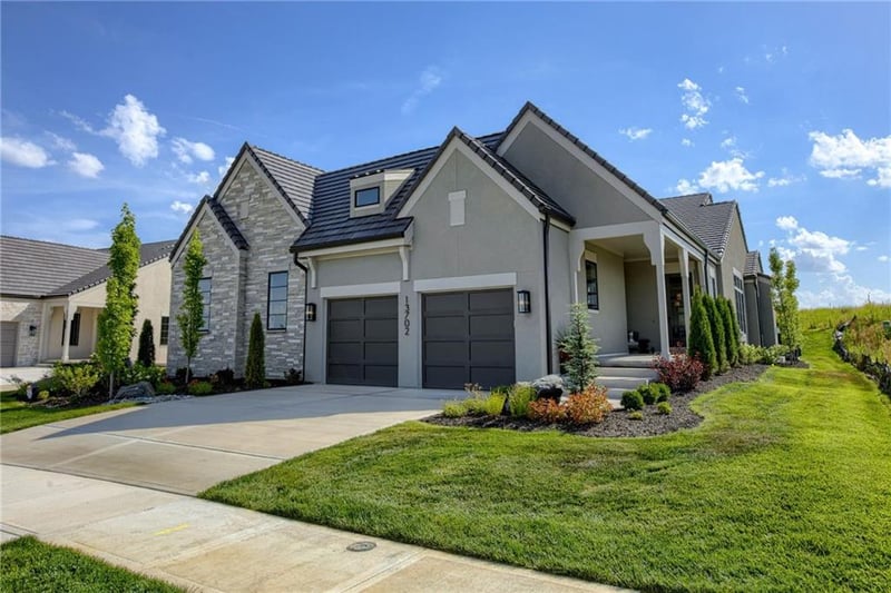 13749 Pembroke Ln, Leawood, KS 66224
