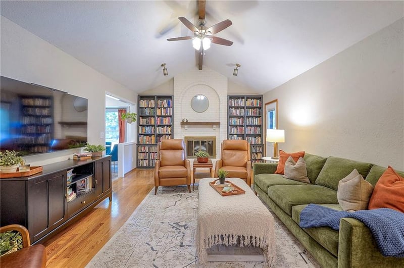 607 Birchwood Dr, Lee's Summit, MO 64086