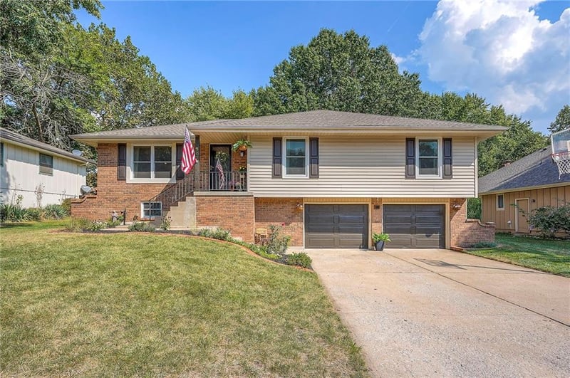 607 Birchwood Dr, Lee's Summit, MO 64086