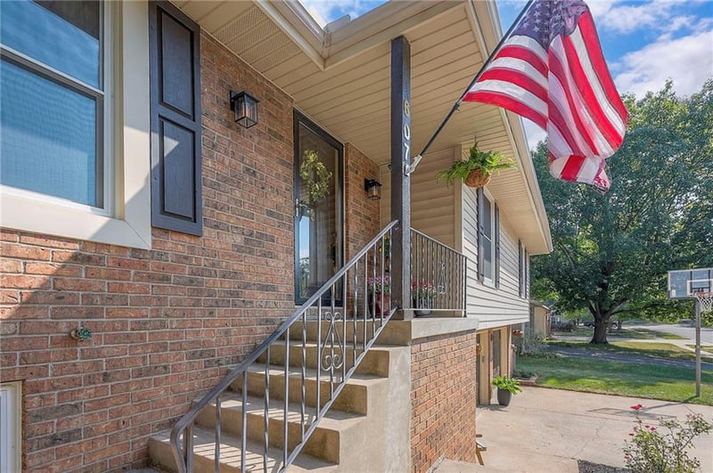 607 Birchwood Dr, Lee's Summit, MO 64086